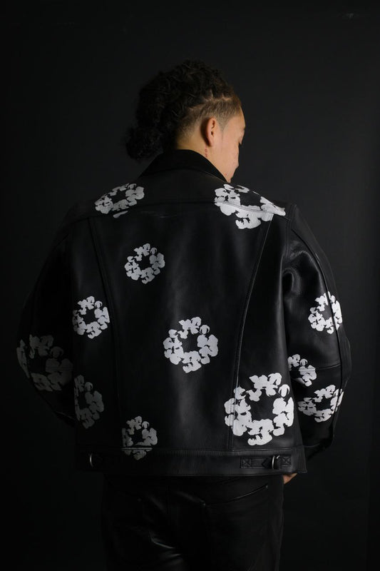 Eclat floral sur cuir noir